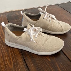 Toms 7.5 off white sneaker with a shine